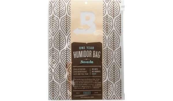 Boveda Humidor-pose medium