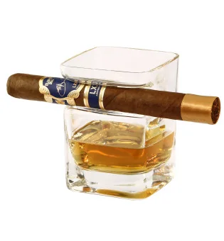 Rom og whiskyglas med cigarholder